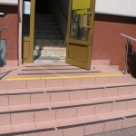 Urząd Gminy Gdów 2 - pasy natypoślizgowe - oznakowanie schodów